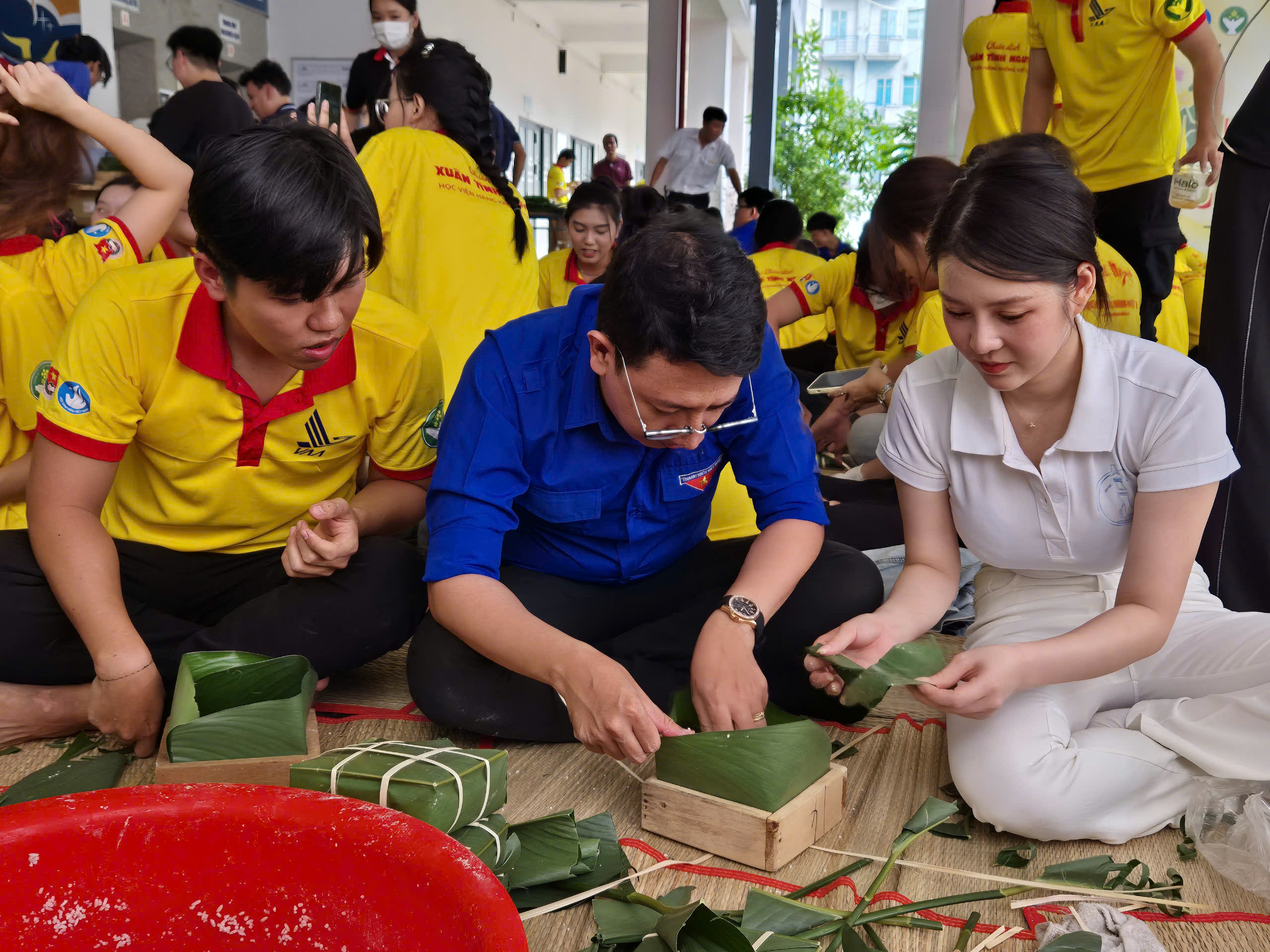 Hoa hậu Biển Việt Nam 2024 gói bánh chưng cùng các đoàn viên, thanh niên- Ảnh 7.