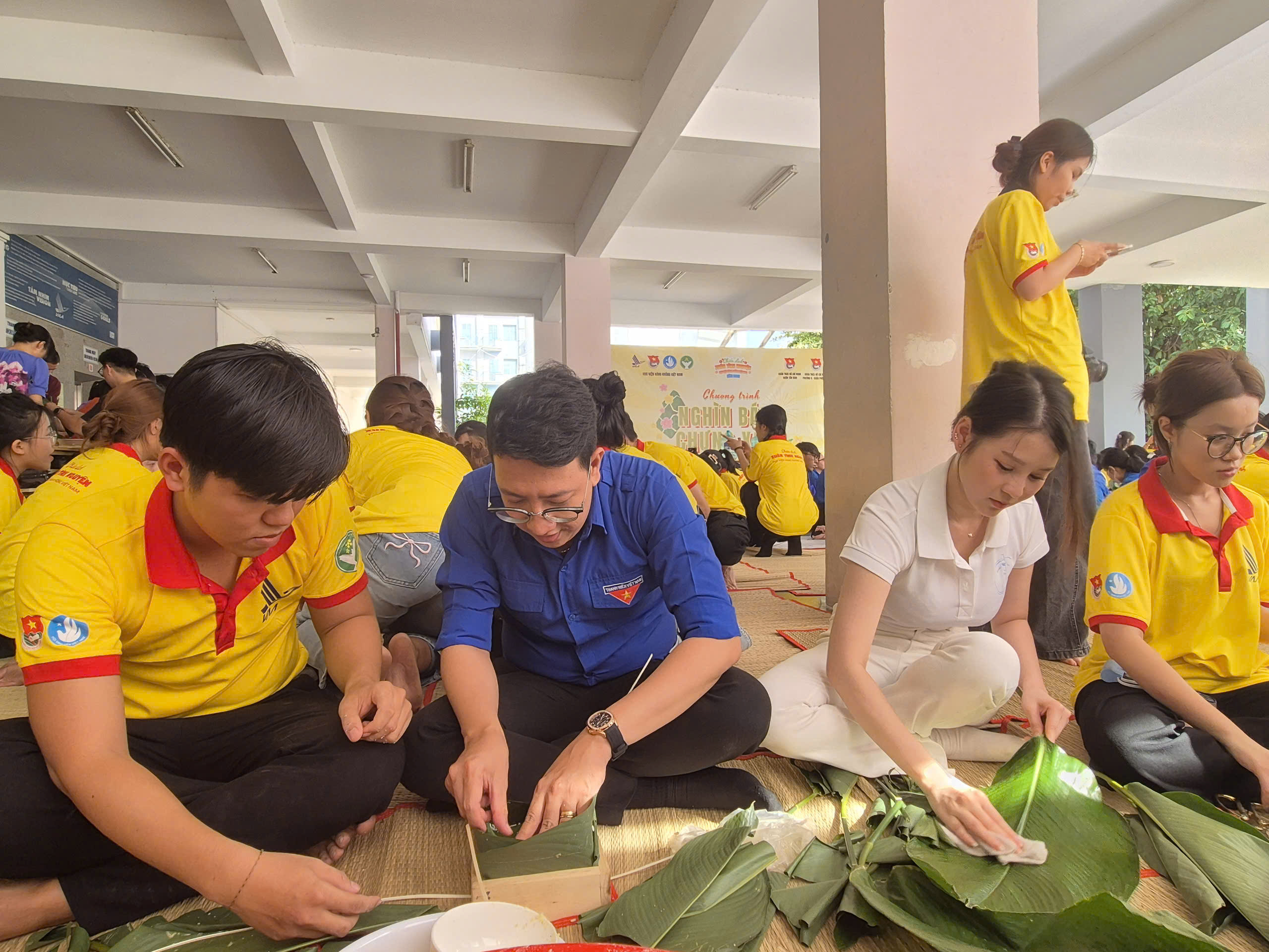 Hoa hậu Biển Việt Nam 2024 gói bánh chưng cùng các đoàn viên, thanh niên- Ảnh 9.