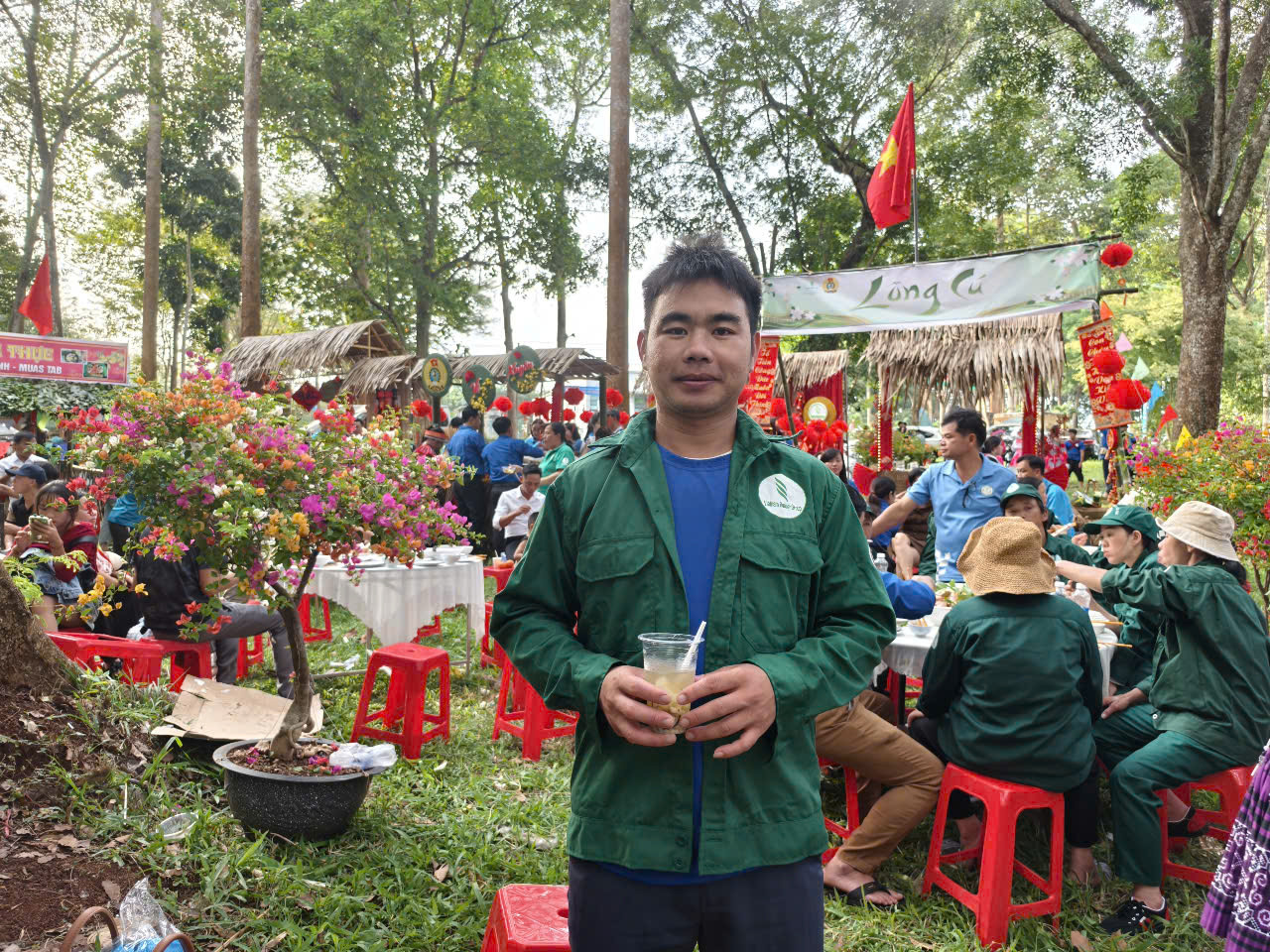 Công nhân cao su địu con đi nhận quà Tết - Ảnh 4.