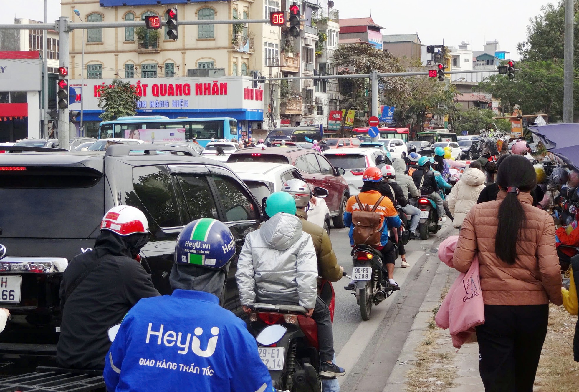 Cuối tuần, nhiều tuyến đường tại Hà Nội ùn tắc kéo dài ảnh 4