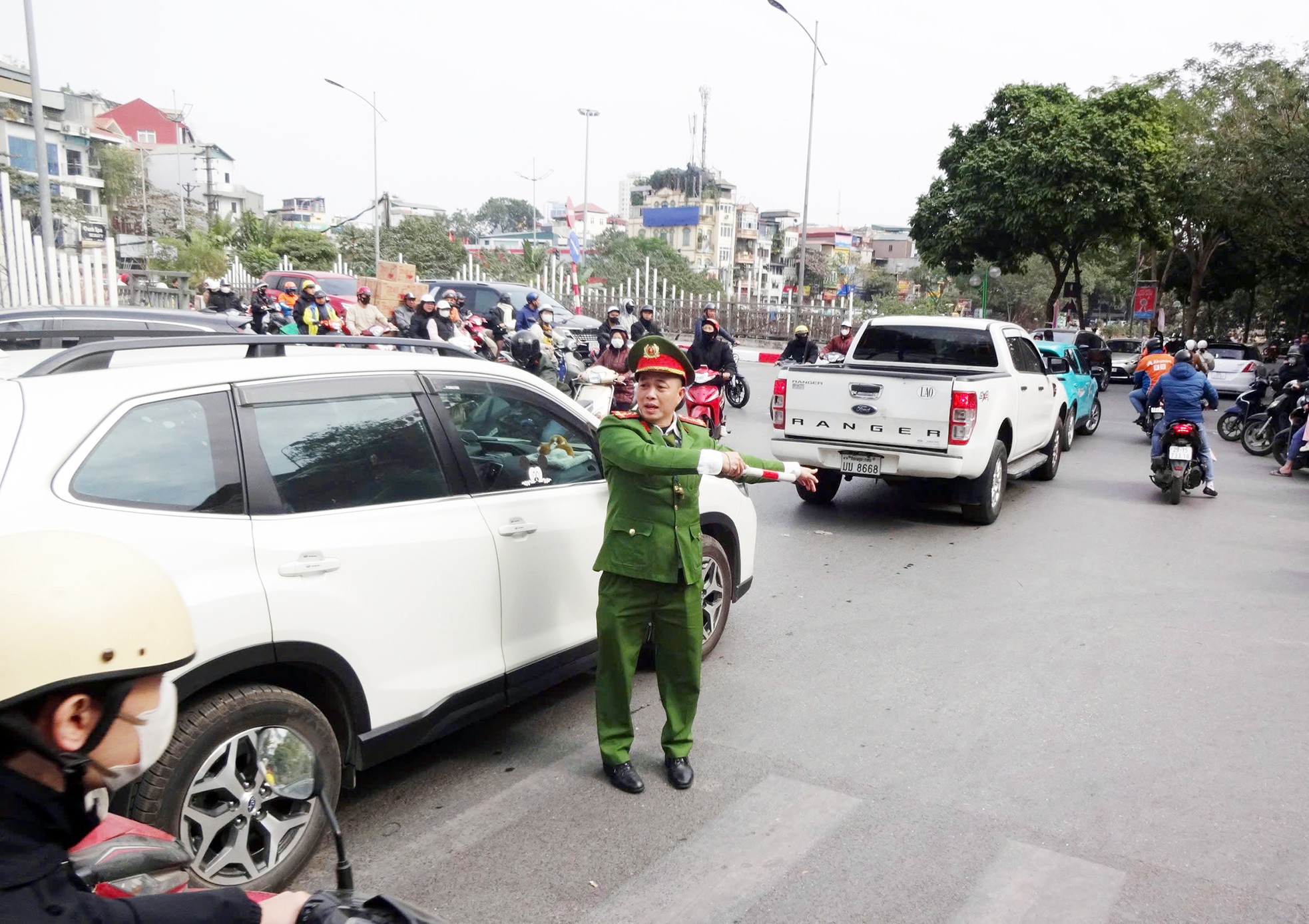 Cuối tuần, nhiều tuyến đường tại Hà Nội ùn tắc kéo dài ảnh 10