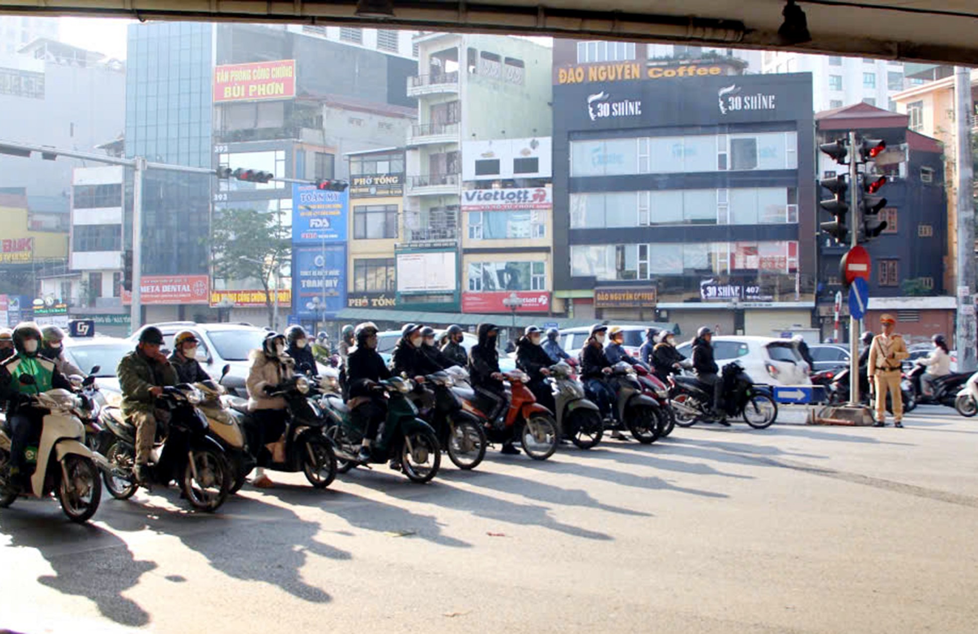 Cuối tuần, nhiều tuyến đường tại Hà Nội ùn tắc kéo dài ảnh 12