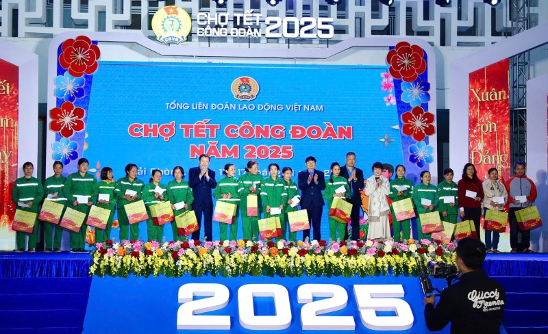 Chợ Tết Công Đoàn 2025: Lan toả hơi ấm nghĩa tình tới đoàn viên, người lao động