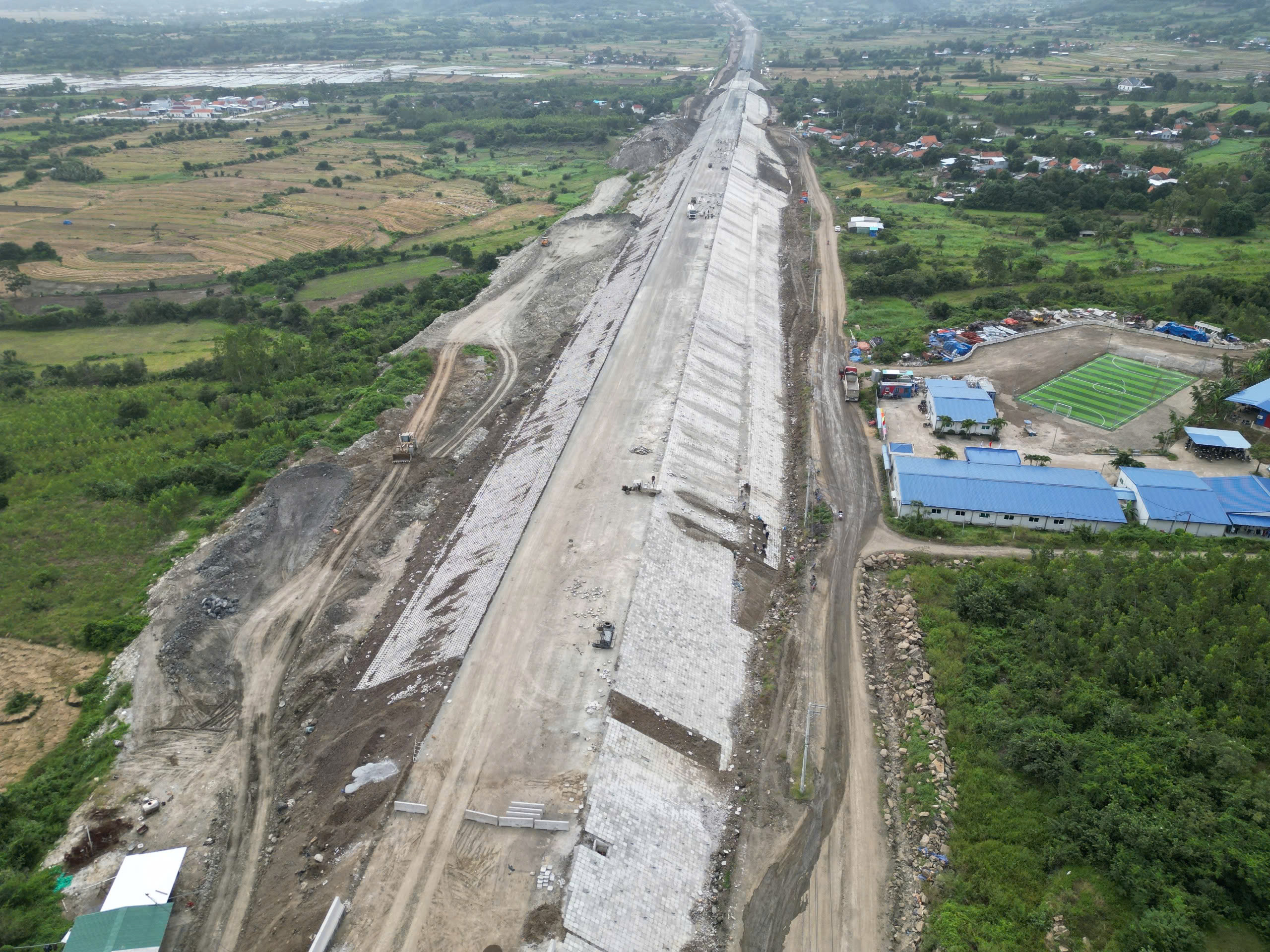 Tháo gỡ khó khăn, đẩy tiến độ cao tốc qua Phú Yên- Ảnh 2.