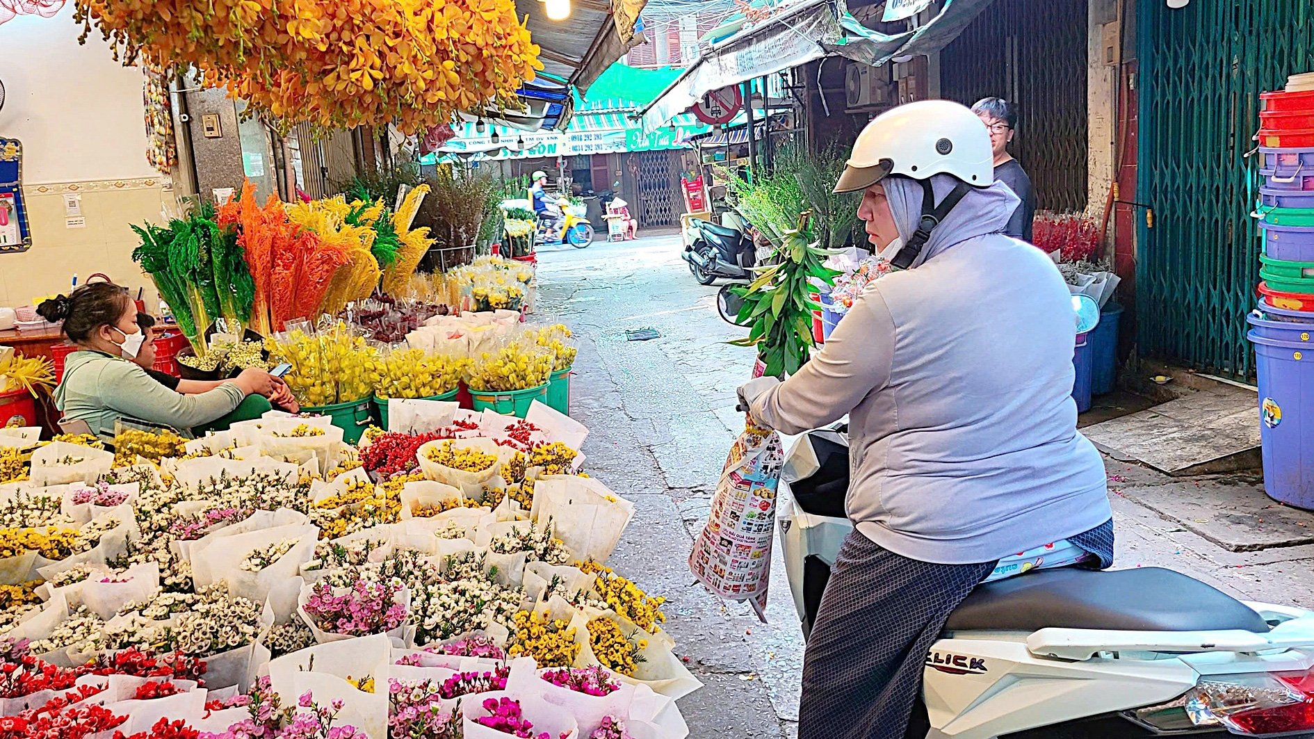 Hoa Trung Quốc 'lấn lướt' thị trường Tết - Ảnh 3.