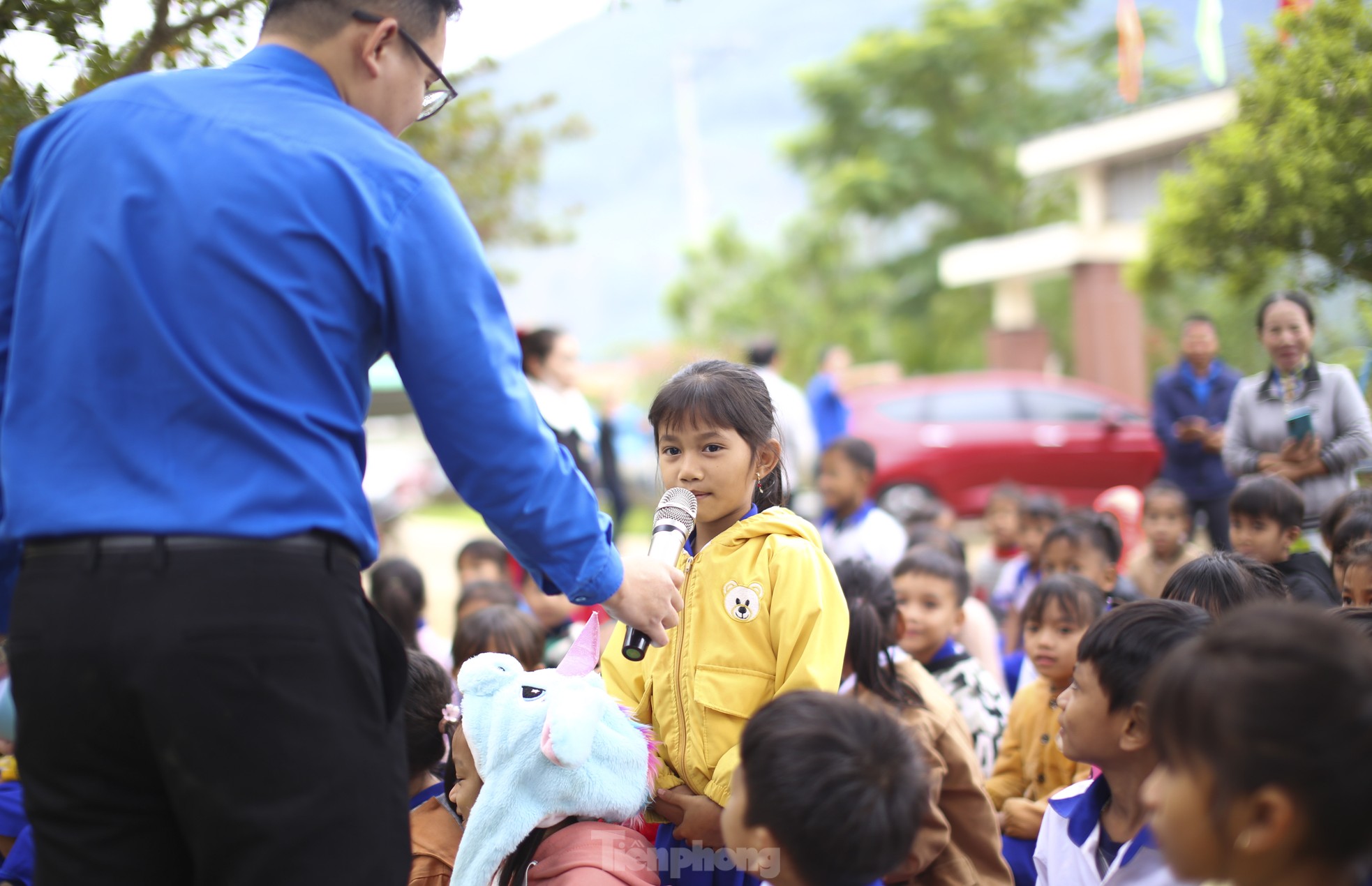 Lì xì heo đất cho thiếu nhi dân tộc có hoàn cảnh khó khăn ảnh 3