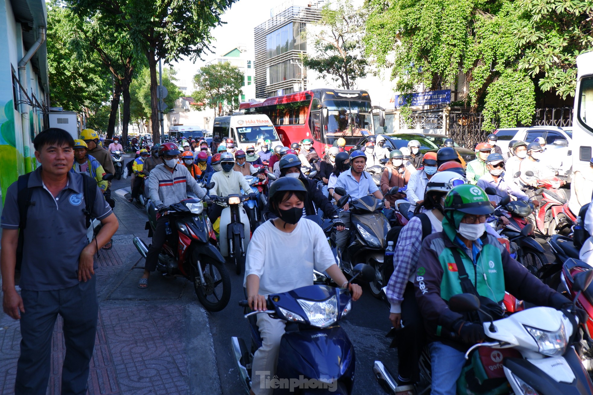 Kẹt xe khắp các ngả đường, người dân TPHCM chật vật di chuyển ảnh 11