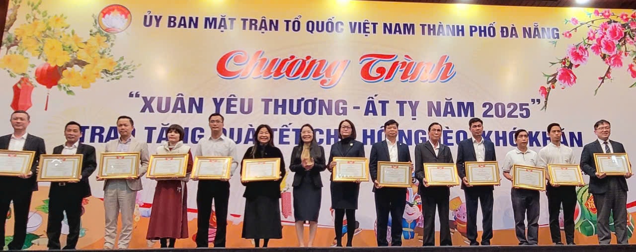 Phó Chủ tịch Thường trực Ủy ban MTTQ Việt Nam thành phố Đà Nẵng, trao bằng khen cho tập thể, cá nhân có thành tích trong vận động, ủng hộ khắc phục thiệt hại do bão số 3 (Yagi) gây ra đối với các tỉnh phía Bắc. Ảnh: Thanh Tùng.