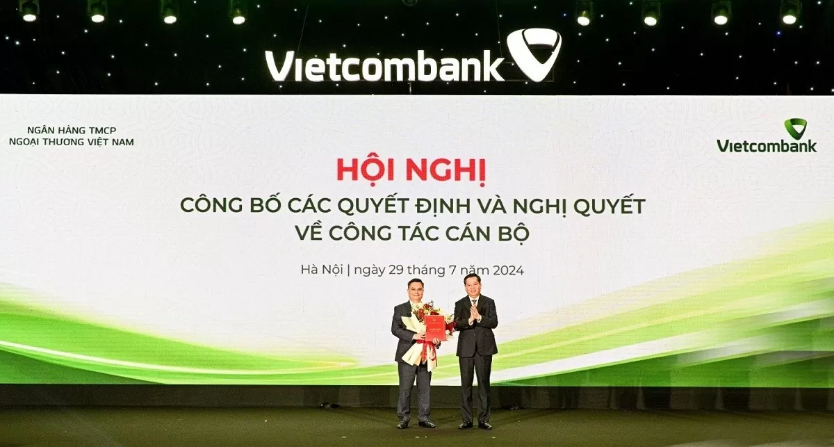 Đ/c Nguyễn Long Hải - Ủy viên dự khuyết BCH Trung ương Đảng, Bí thư Đảng ủy Khối DNTW (bên phải) trao Quyết định và tặng hoa chúc mừng đ/c Nguyễn Thanh Tùng, tân Bí thư Đảng ủy, Chủ tịch HĐQT Vietcombank. (Nguồn: VCB)