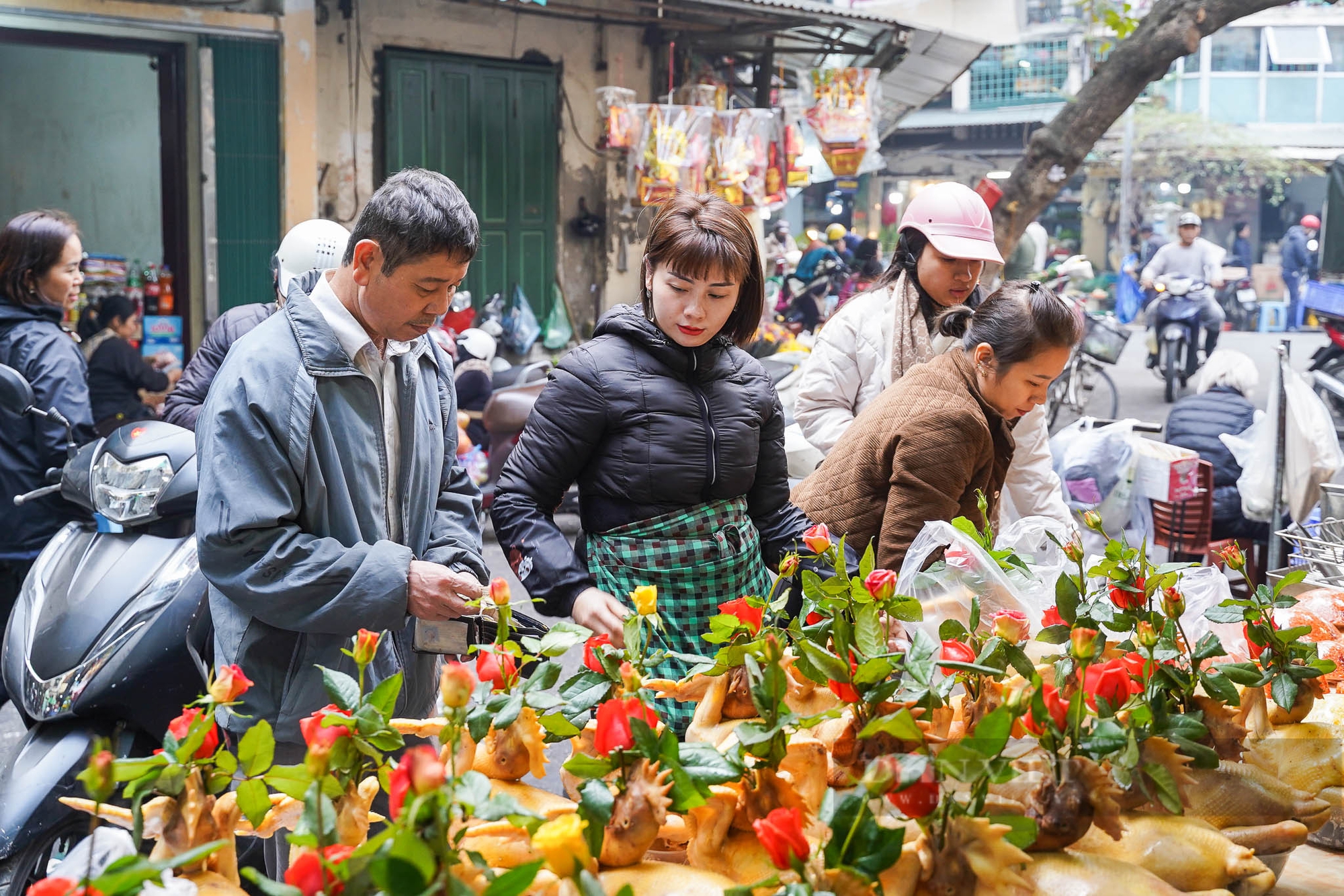 Người Hà Nội chi nửa triệu đồng mua gà ngậm hoa hồng cúng Rằm tháng Chạp ở 