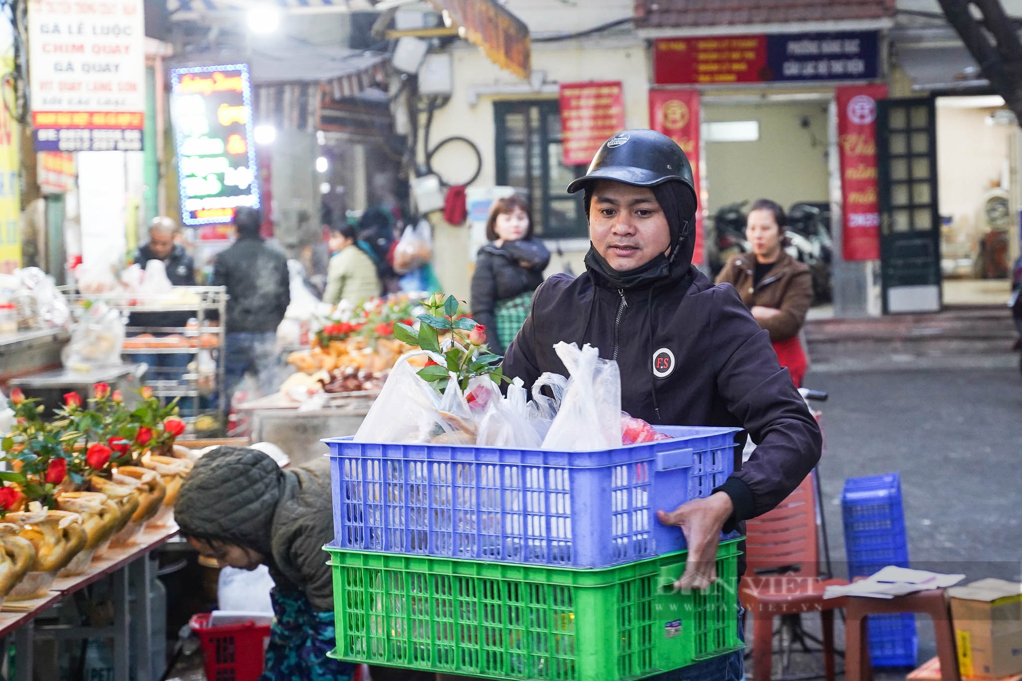 Người Hà Nội chi nửa triệu đồng mua gà ngậm hoa hồng cúng Rằm tháng Chạp ở 