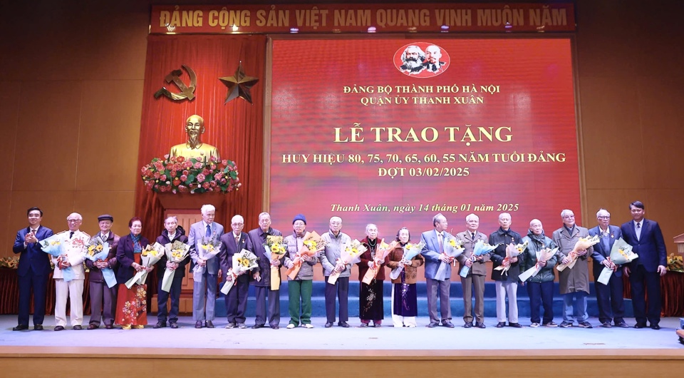 Phó Bí thư Thường trực Quận ủy, Chủ tịch HĐND quận Thanh Xuân Nguyễn Minh Tiến và Phó Bí thư Quận ủy, Chủ tịch UBND quận Thanh Xuân Võ Đăng Dũng trao Huy hiệu Đảng cho các đảng viên lão thành