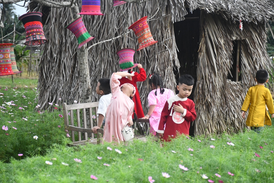 Các em nhỏ hào hứng tham quan vườn hoa.