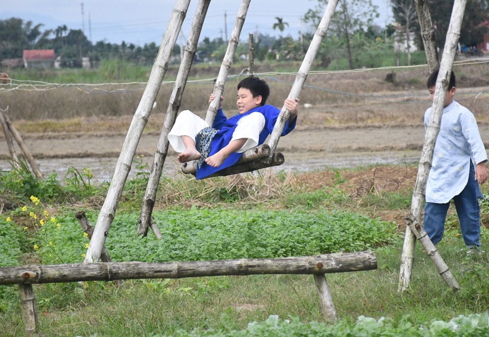 Thử sức với trò chơi đánh đu.