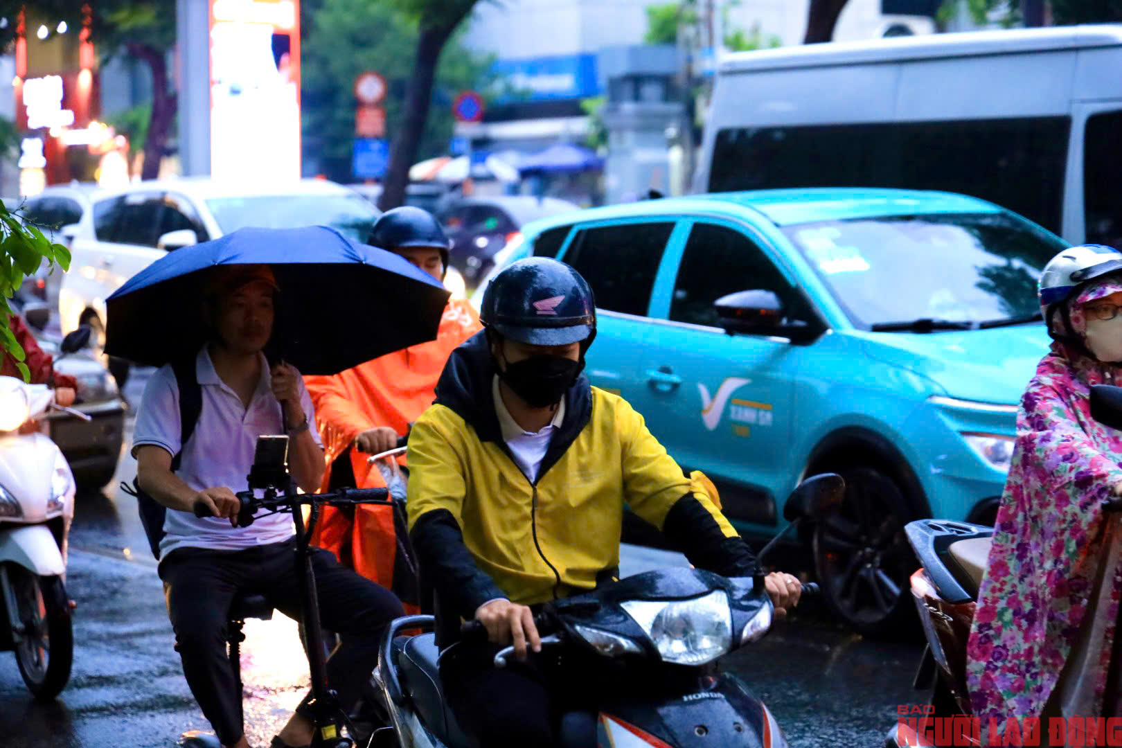 Cơn mưa giờ tan tầm khiến tuyến giao thông sân bay Tân Sơn Nhất 