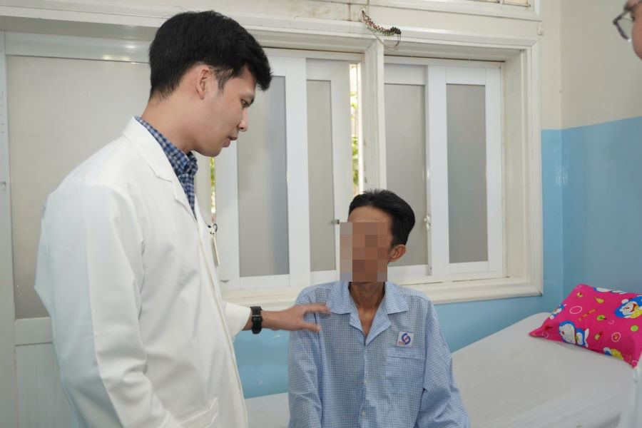 Ca ‘siêu phẫu thuật’ kéo dài 12 tiếng cắt 3m ruột - Ảnh 2.