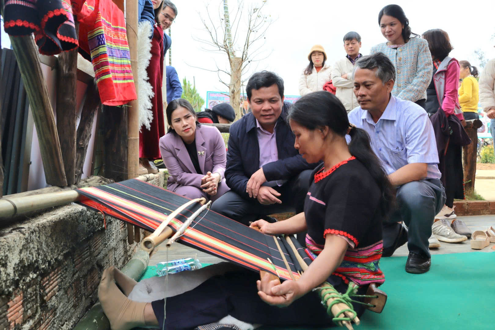 kon tum ra mat lang du lich cong dong o thu phu sam ngoc linh hinh 2