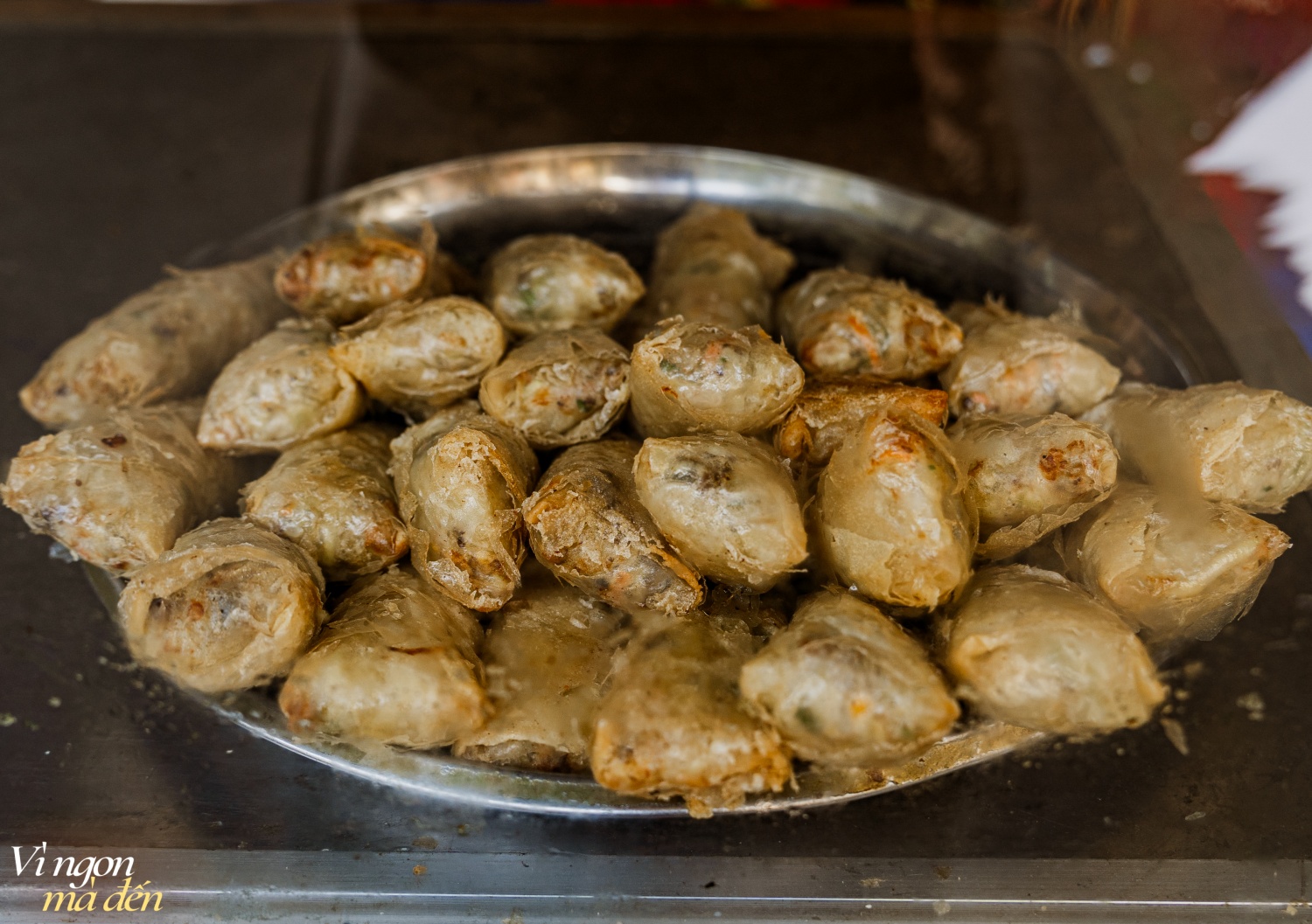Nous nous sommes invités mutuellement à manger des vermicelles avec des rouleaux de printemps, il s'avère que le magasin est spécialisé dans la fourniture de rouleaux de printemps partout, a révélé qu'à l'approche du Têt, le magasin ne peut pas suivre la demande pour l'emballage des rouleaux de printemps - Photo 1. Rủ nhau đi ăn bún nem, hóa ra quán chuyên cung cấp nem đi khắp nơi, tiết lộ dịp gần Tết cửa hàng gói nem không xuể - Ảnh 1.