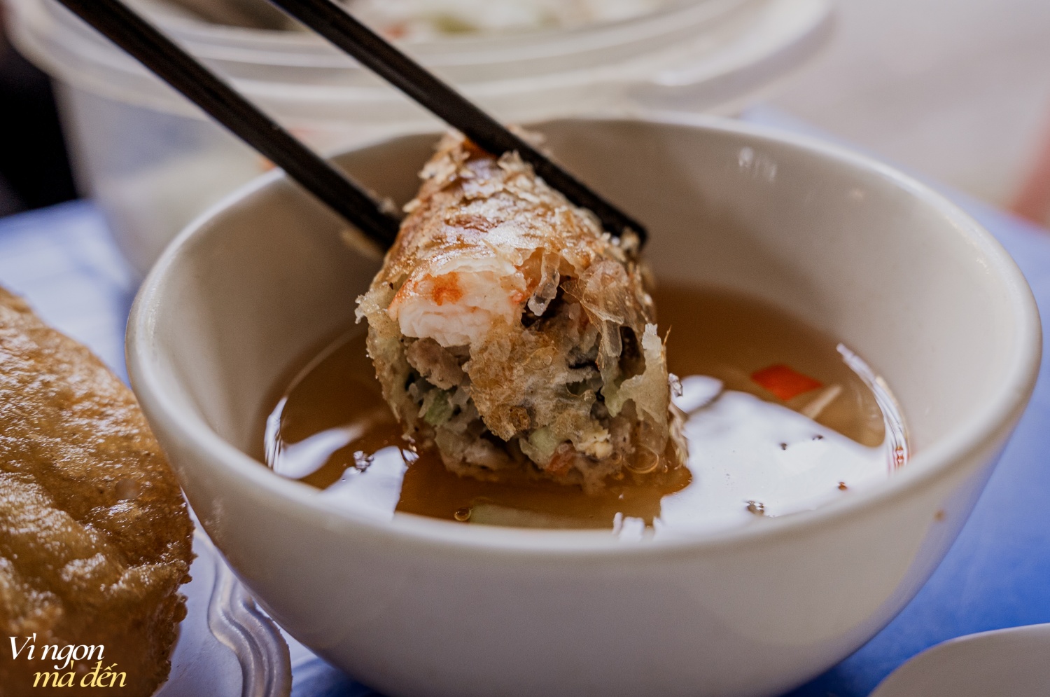 Nous nous sommes invités mutuellement à manger des vermicelles avec des rouleaux de printemps, il s'avère que le magasin est spécialisé dans la fourniture de rouleaux de printemps partout, a révélé qu'à l'approche du Têt, le magasin ne peut pas suivre la demande pour l'emballage des rouleaux de printemps - Photo 3. Rủ nhau đi ăn bún nem, hóa ra quán chuyên cung cấp nem đi khắp nơi, tiết lộ dịp gần Tết cửa hàng gói nem không xuể - Ảnh 3.