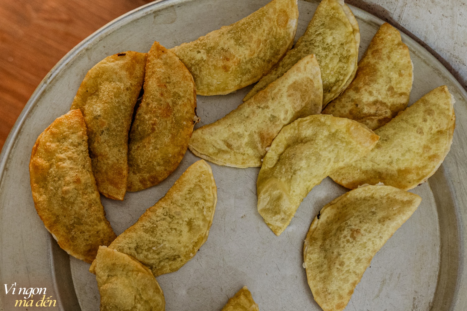 Nous nous sommes invités mutuellement à manger des vermicelles avec des rouleaux de printemps, il s'avère que le magasin est spécialisé dans la fourniture de rouleaux de printemps partout, a révélé qu'à l'approche du Têt, le magasin ne peut pas suivre la cadence d'emballage des rouleaux de printemps - Photo 4. Rủ nhau đi ăn bún nem, hóa ra quán chuyên cung cấp nem đi khắp nơi, tiết lộ dịp gần Tết cửa hàng gói nem không xuể - Ảnh 4.
