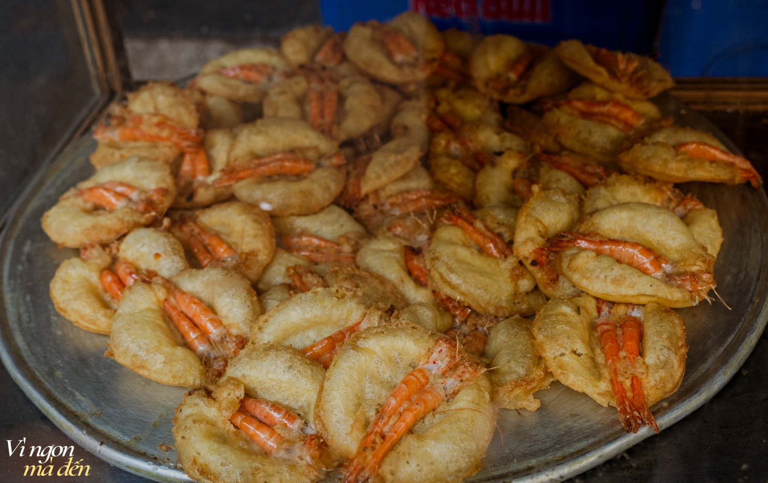 Ils se sont invités mutuellement à manger des vermicelles avec des rouleaux de printemps, il s'avère que le magasin est spécialisé dans la fourniture de rouleaux de printemps partout, a révélé qu'à l'approche du Têt, le magasin ne peut pas suivre la cadence d'emballage des rouleaux de printemps - Photo 5. Rủ nhau đi ăn bún nem, hóa ra quán chuyên cung cấp nem đi khắp nơi, tiết lộ dịp gần Tết cửa hàng gói nem không xuể - Ảnh 5.