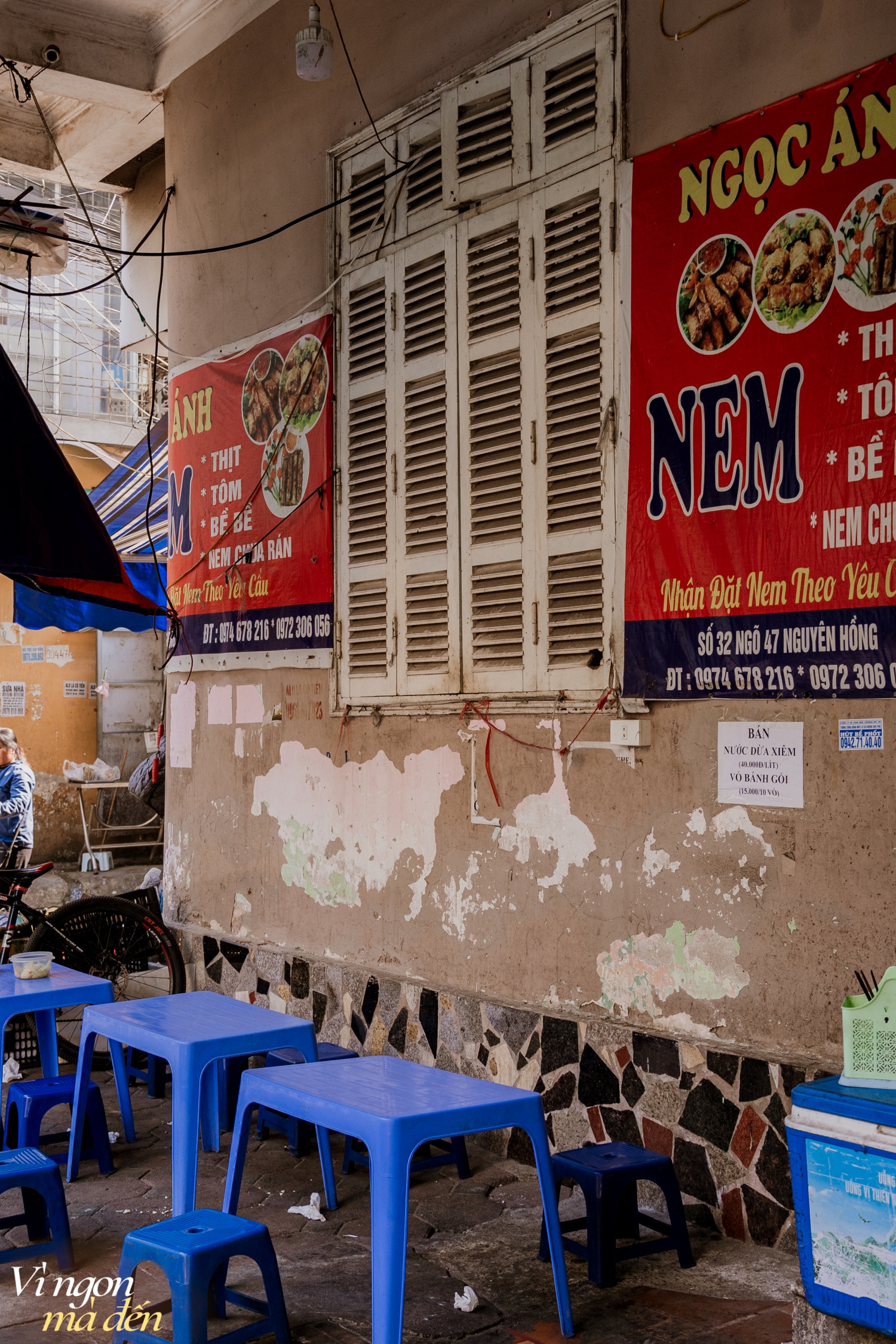 Ils se sont invités mutuellement à manger des vermicelles avec des rouleaux de printemps, il s'avère que le magasin est spécialisé dans la fourniture de rouleaux de printemps partout, a révélé qu'à l'approche du Têt, le magasin ne peut pas suivre la demande de rouleaux de printemps - Photo 7. Rủ nhau đi ăn bún nem, hóa ra quán chuyên cung cấp nem đi khắp nơi, tiết lộ dịp gần Tết cửa hàng gói nem không xuể - Ảnh 7.