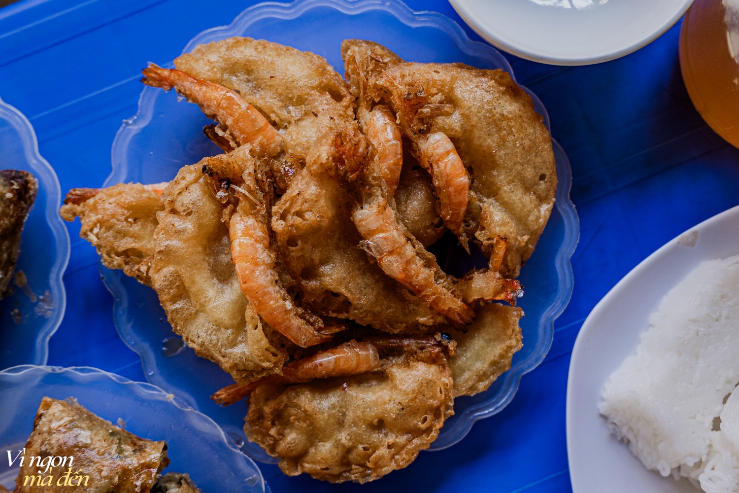 Ils se sont invités mutuellement à manger des vermicelles avec des rouleaux de printemps, il s'avère que le magasin est spécialisé dans la fourniture de rouleaux de printemps partout, a révélé qu'à l'approche du Têt, le magasin ne peut pas suivre la demande pour l'emballage des rouleaux de printemps - Photo 9. Rủ nhau đi ăn bún nem, hóa ra quán chuyên cung cấp nem đi khắp nơi, tiết lộ dịp gần Tết cửa hàng gói nem không xuể - Ảnh 9.