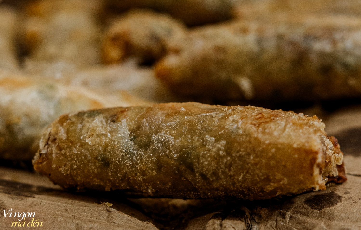 Ils se sont invités mutuellement à manger des vermicelles avec des rouleaux de printemps, il s'avère que le magasin est spécialisé dans la fourniture de rouleaux de printemps partout, a révélé qu'à l'approche du Têt, le magasin ne peut pas suivre la demande pour emballer les rouleaux de printemps - Photo 12. Rủ nhau đi ăn bún nem, hóa ra quán chuyên cung cấp nem đi khắp nơi, tiết lộ dịp gần Tết cửa hàng gói nem không xuể - Ảnh 12.
