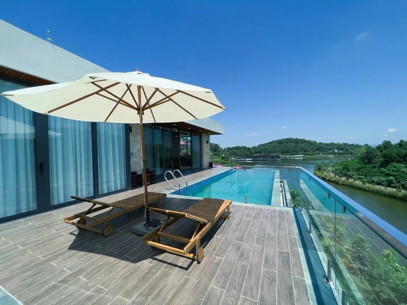 Từ Over Water Villa nhìn ra toàn cảnh bình yên non nước của khu nghỉ dưỡng.