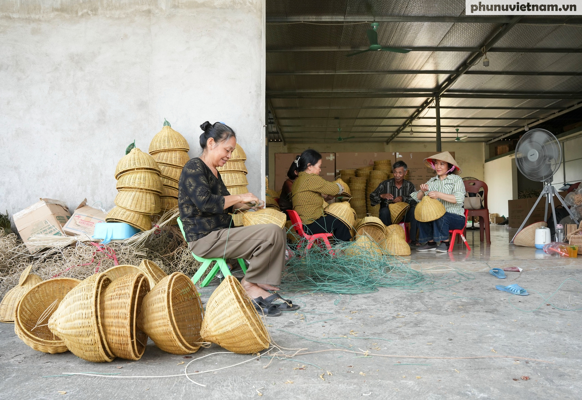 Hợp tác xã mây tre đan ở Thái Bình nhộn nhịp xuất khẩu hàng dịp Tết- Ảnh 6.