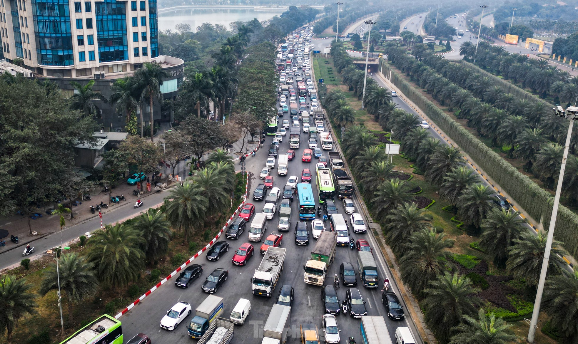 Giao thông Hà Nội dịp cận Tết: Giờ nào cũng là 'giờ cao điểm' ảnh 6