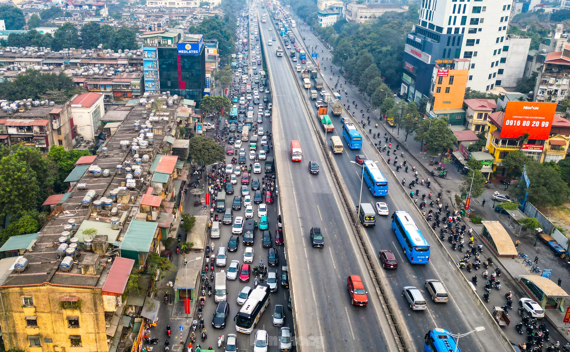 Giao thông Hà Nội dịp cận Tết: Giờ nào cũng là 'giờ cao điểm' ảnh 7