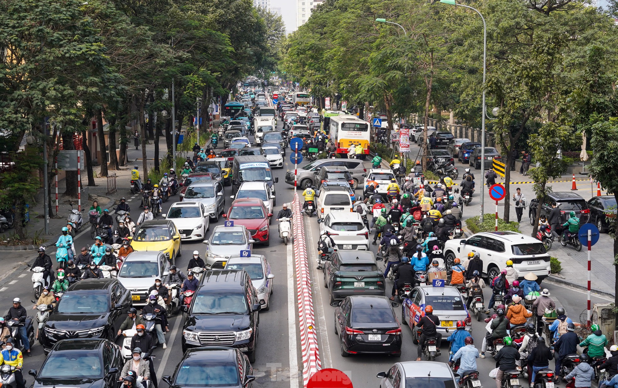 Giao thông Hà Nội dịp cận Tết: Giờ nào cũng là 'giờ cao điểm' ảnh 11