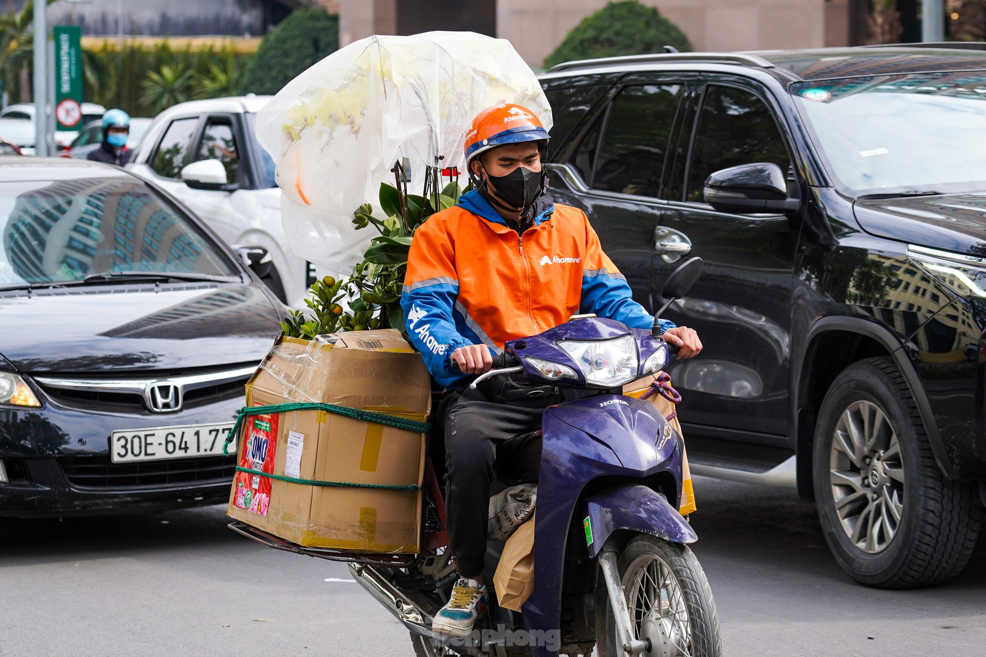 Giao thông Hà Nội dịp cận Tết: Giờ nào cũng là 'giờ cao điểm' ảnh 14