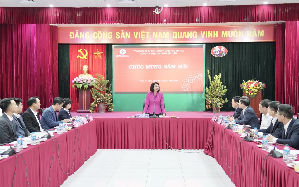 Phó Chủ tịch UBND TP Hà Nội Vũ Thu Hà đến thăm, động viên cán bộ, nhân viên trực tiếp tham gia công tác quản lý vận hành lưới điện tại Công ty Điện lực Nam Từ Liêm  