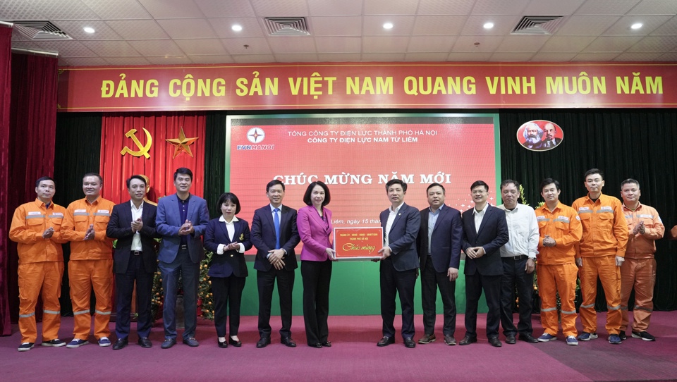 Thay mặt lãnh đạo TP Hà Nội, Phó Chủ tịch UBND TP Hà Nội Vũ Thu Hà tặng quà của TP Hà Nội cho cán bộ, nhân viên Công ty Điện lực Nam Từ Liêm