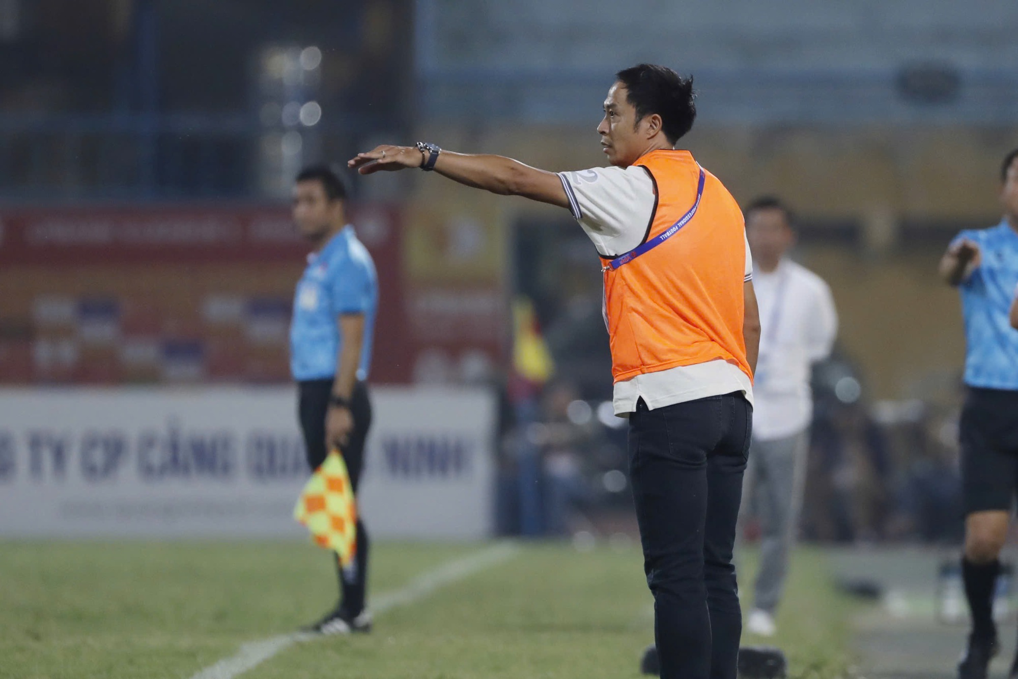 VAR lại xuất hiện ‘chi chít’ tại V-League, những cuộc đấu khó lường: Liệu ai bị mất chức?- Ảnh 3.