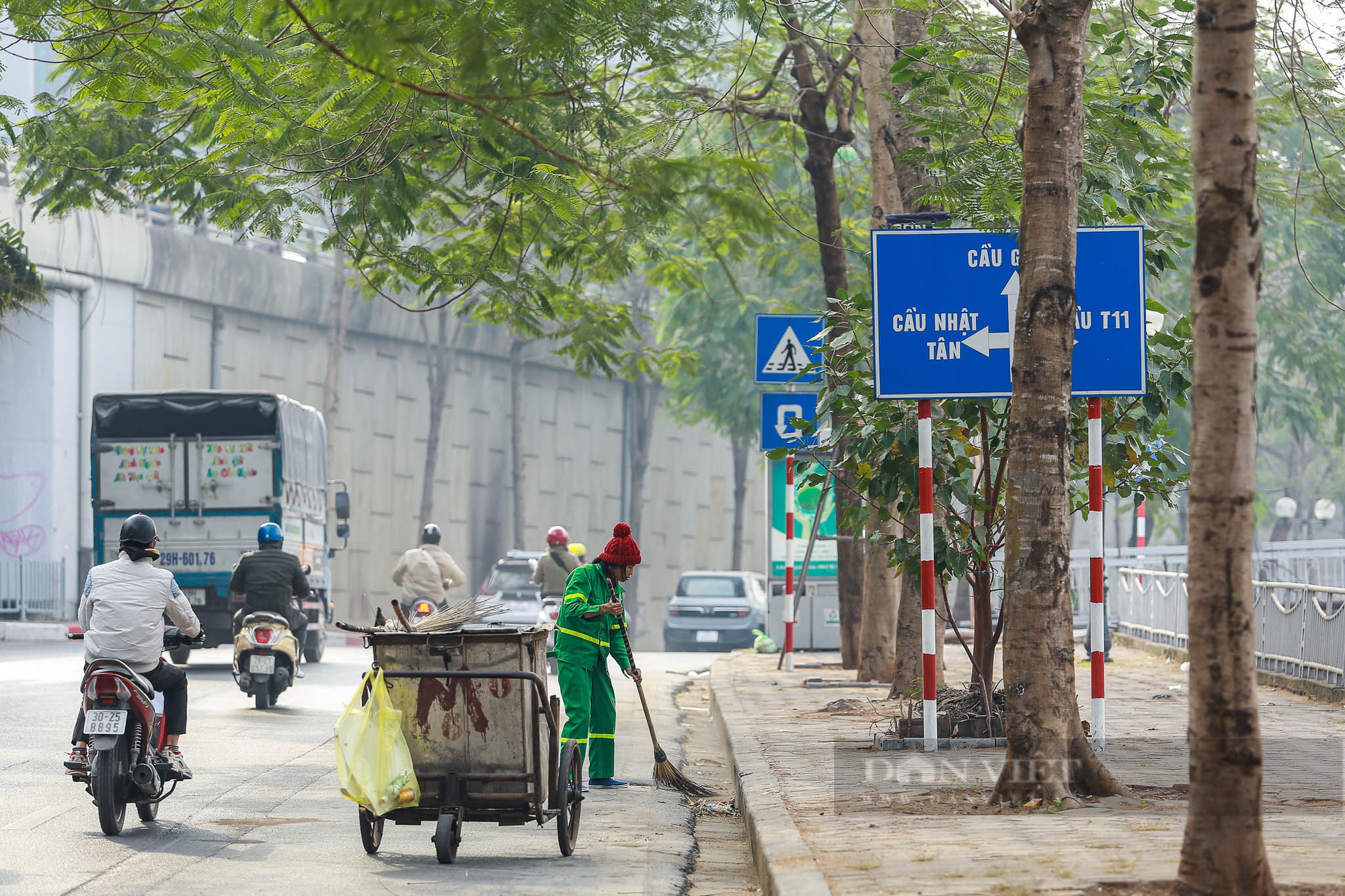 Nhiều biển báo, đèn giao thông ở Hà Nội bị che khuất, gây khó khăn cho người tham gia giao thông - Ảnh 11.