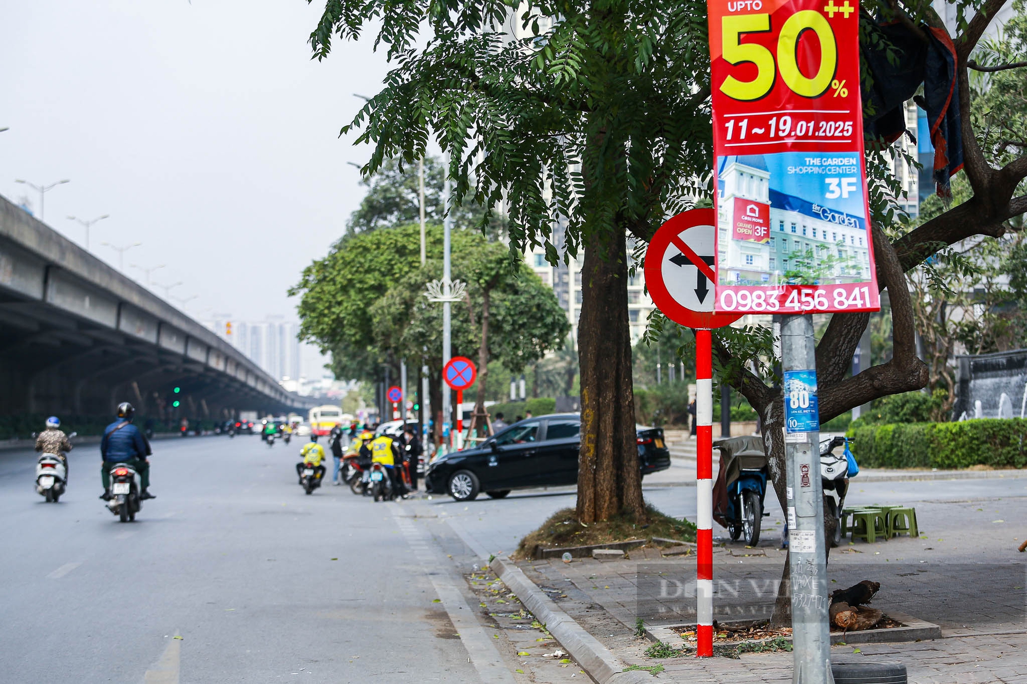 Nhiều biển báo, đèn giao thông ở Hà Nội bị che khuất, gây khó khăn cho người tham gia giao thông - Ảnh 14.