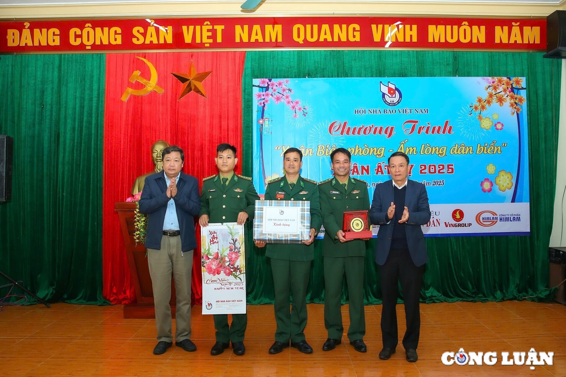 hoi nha bao viet nam noi vong tay nhan ai ho tro nguoi ngheo tinh quang tri hinh 7