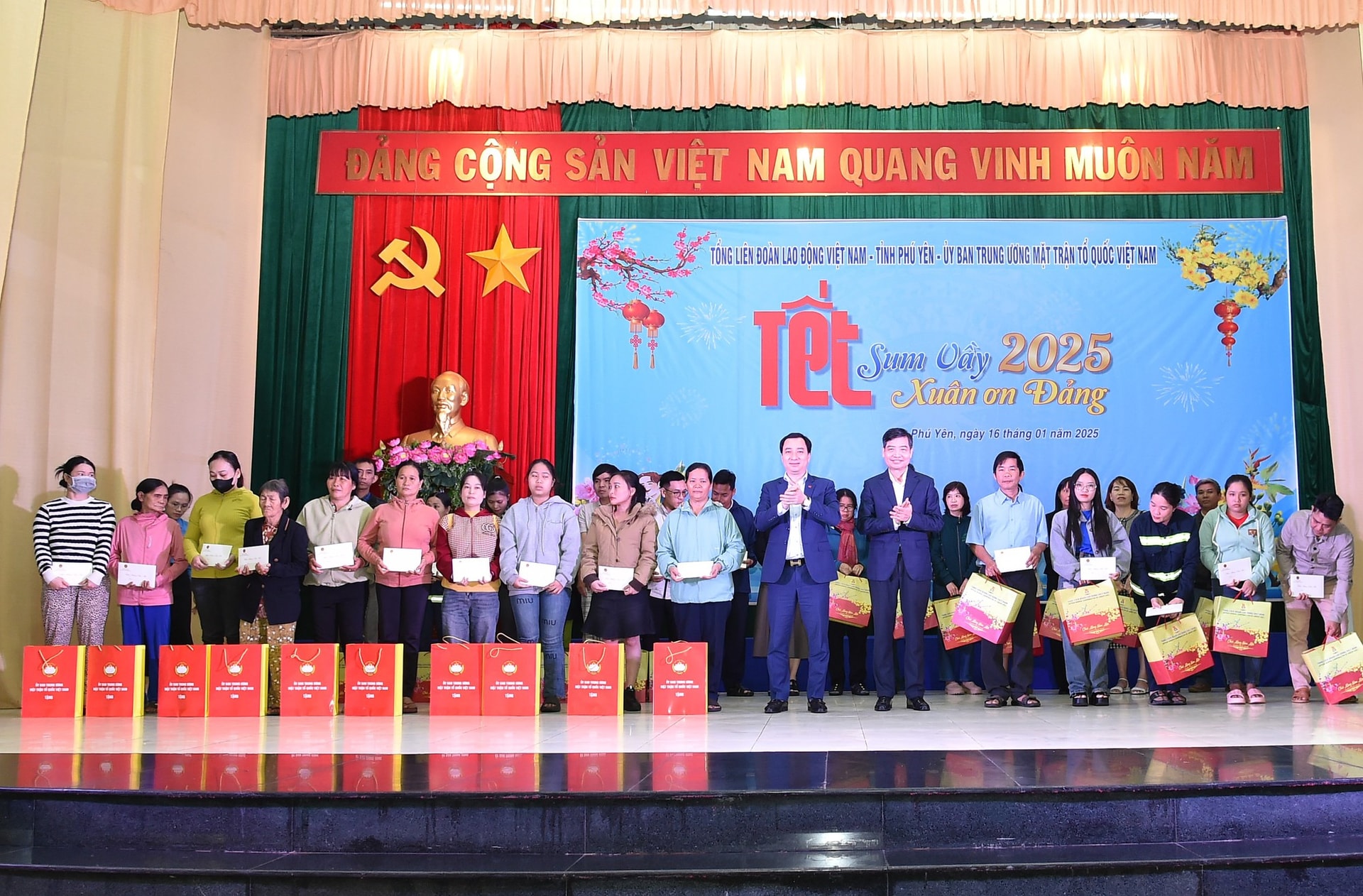 Phó Thủ tướng Hồ Đức Phớc dự chương trình Tết Sum vầy – Xuân ơn Đảng với bà con Phú Yên- Ảnh 5.