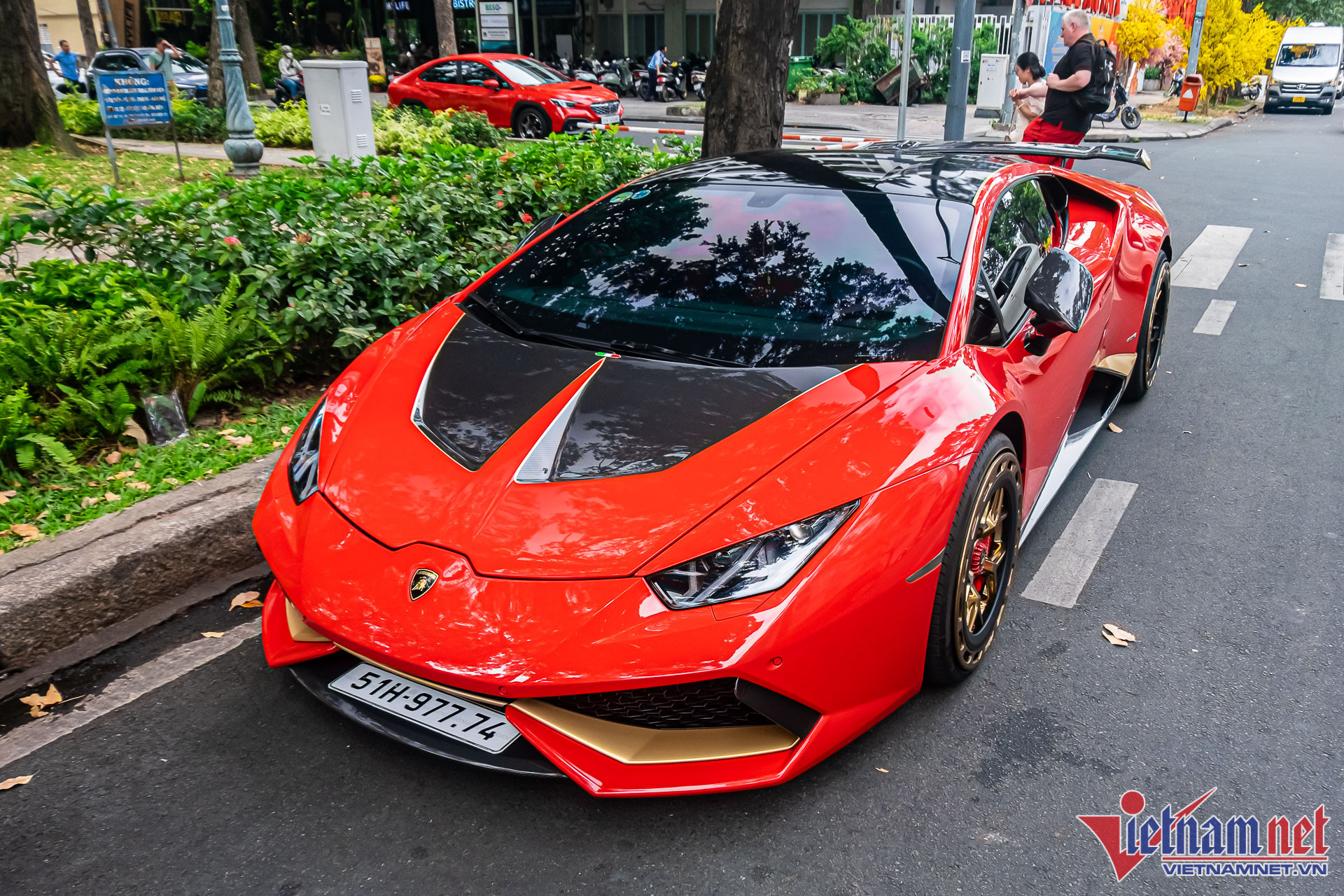 Chiêm ngưỡng Lamborghini Huracan độ tiền tỷ của ông xã Đoàn Di Băng