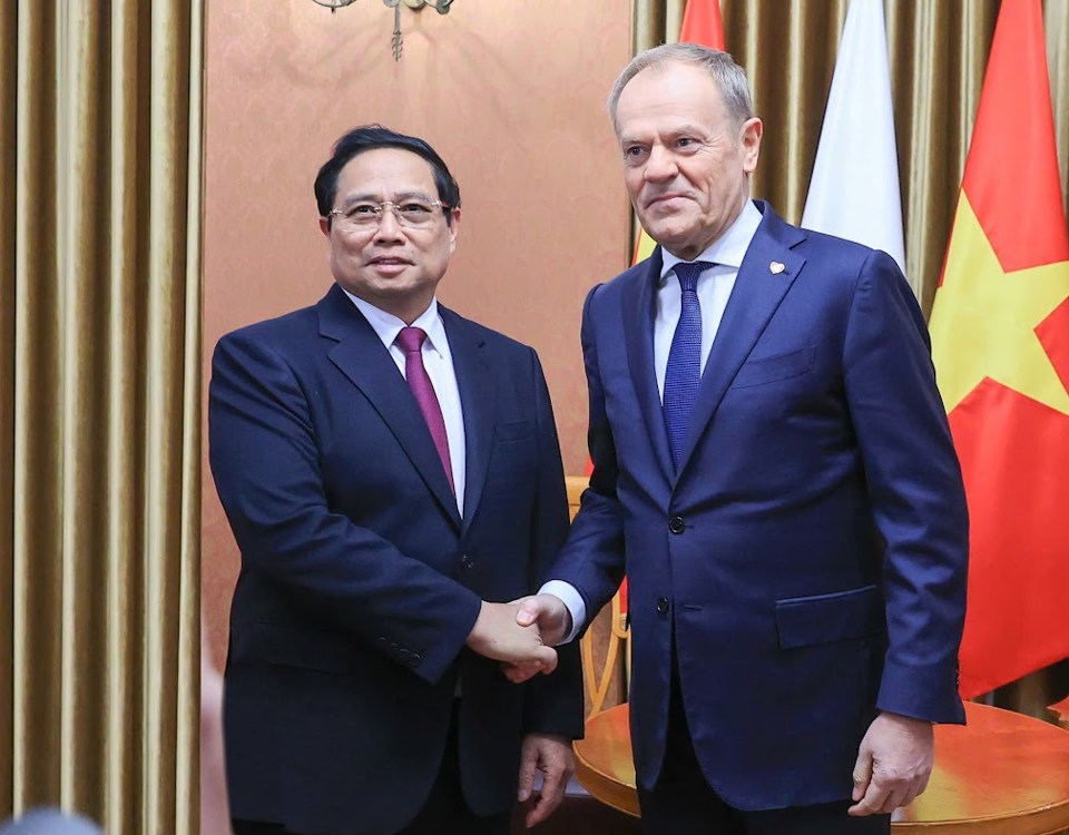 Thủ tướng Ba Lan Donald Tusk nhiệt liệt chào mừng Thủ tướng Chính phủ Phạm Minh Chính và Đoàn đại biểu cấp cao Việt Nam, là đoàn khách cấp cao quốc tế đầu tiên thăm chính thức Ba Lan trong năm 2025 - Ảnh: VGP