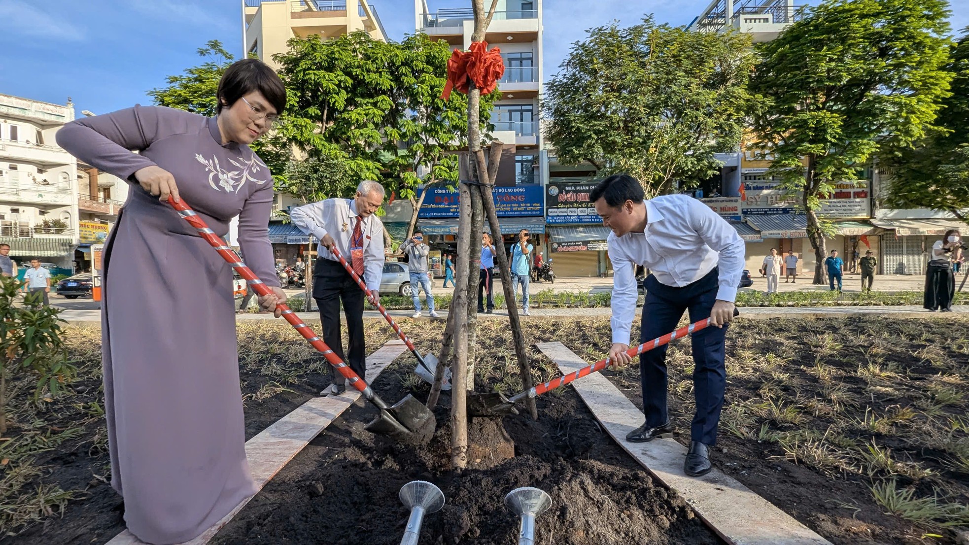 Người dân vui mừng vì con kênh ô nhiễm nhất nhì TPHCM 'lột xác' ảnh 3