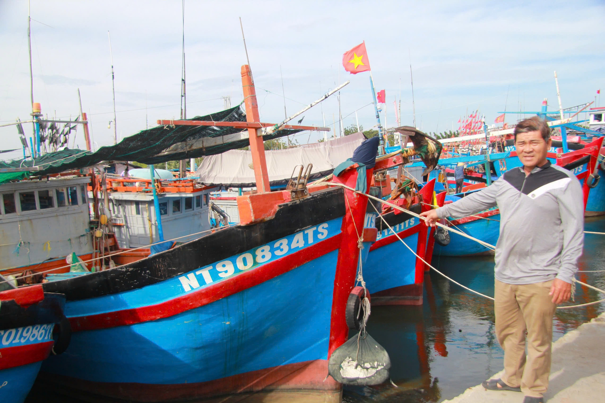 Tàu cá đồng loạt nằm bờ vì gió lớn, ngư dân Ninh Thuận lo mất Tết - Ảnh 2.