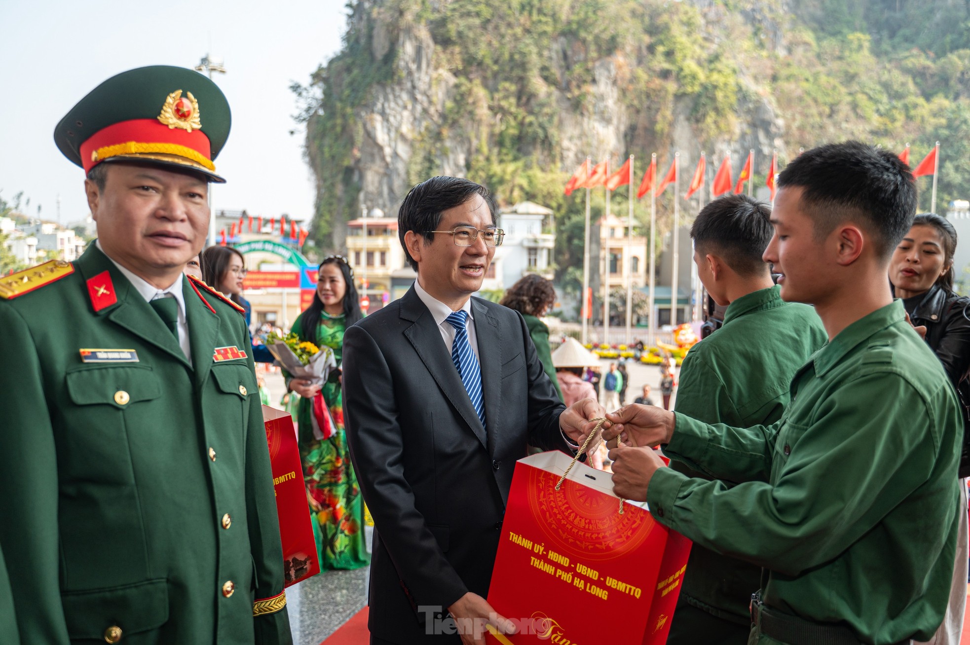 Hạ Long đón gần 400 thanh niên hoàn thành nghĩa vụ quân sự trở về ảnh 11