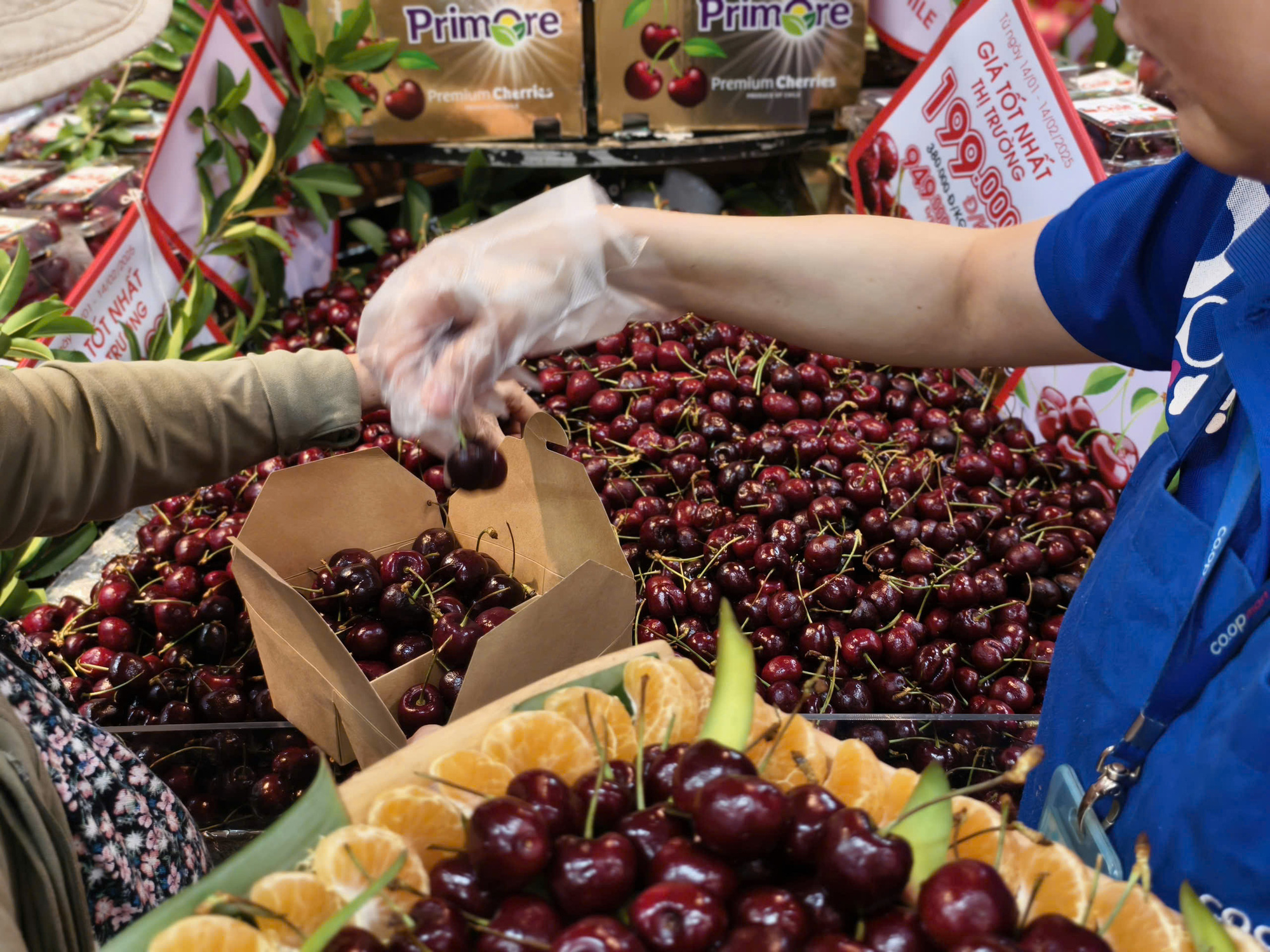 Cherry đổ bộ siêu thị Tết, rẻ chưa từng có - Ảnh 3.