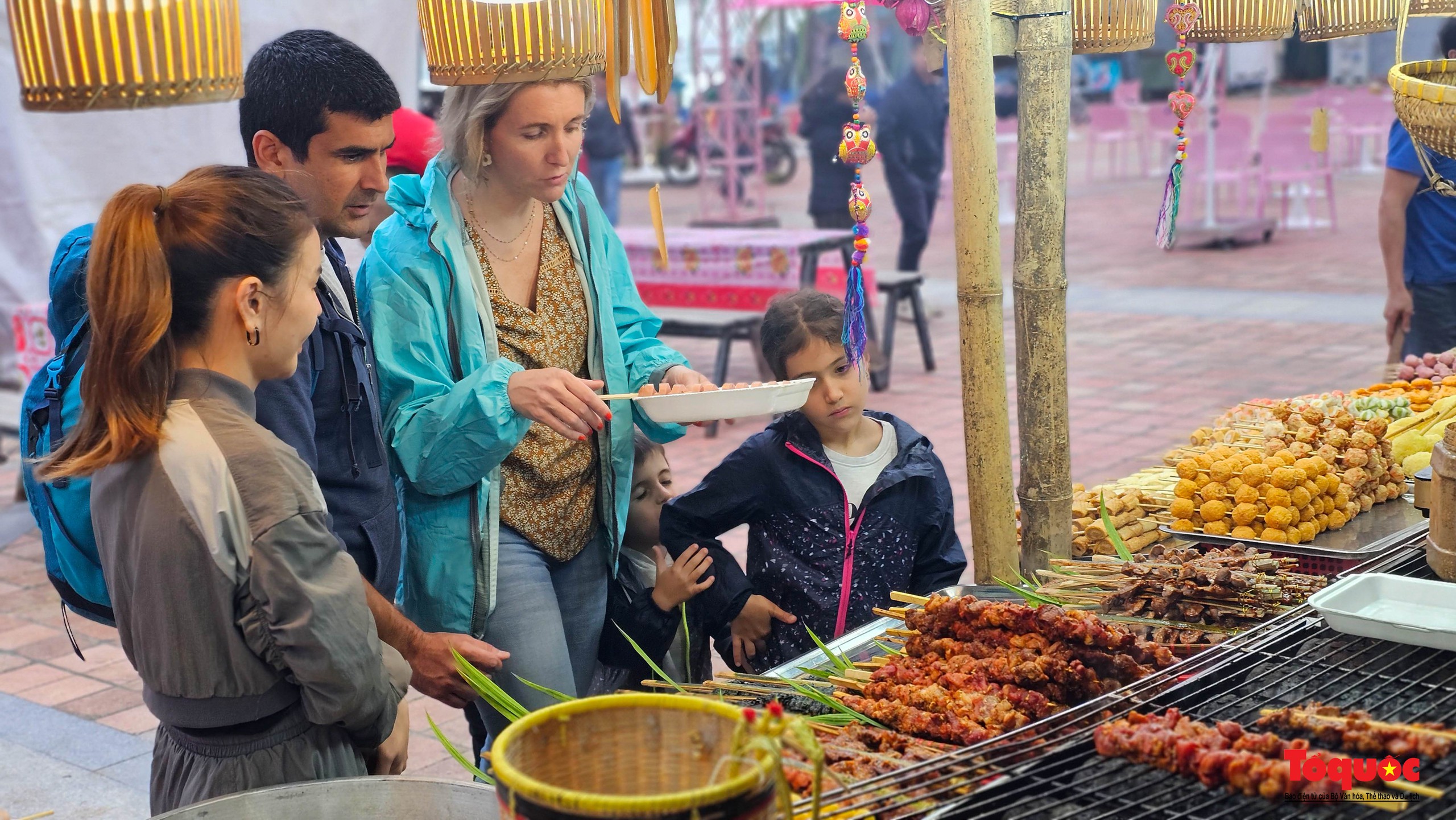 Para wisatawan menikmati suasana Tet (Tahun Baru Imlek) Vietnam di pantai Da Nang - Foto 13. Du khách thích thú trải nghiệm không gian Tết Việt bên bờ biển Đà Nẵng - Ảnh 13.