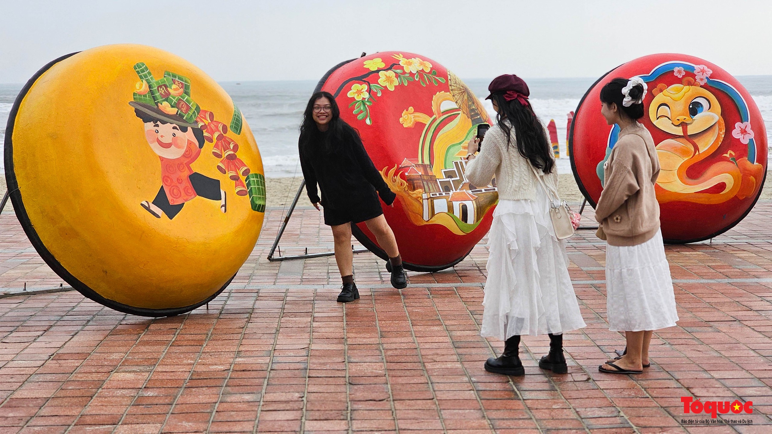 Para wisatawan menikmati suasana Tet (Tahun Baru Imlek) Vietnam di pantai Da Nang - Foto 16. Du khách thích thú trải nghiệm không gian Tết Việt bên bờ biển Đà Nẵng - Ảnh 16.