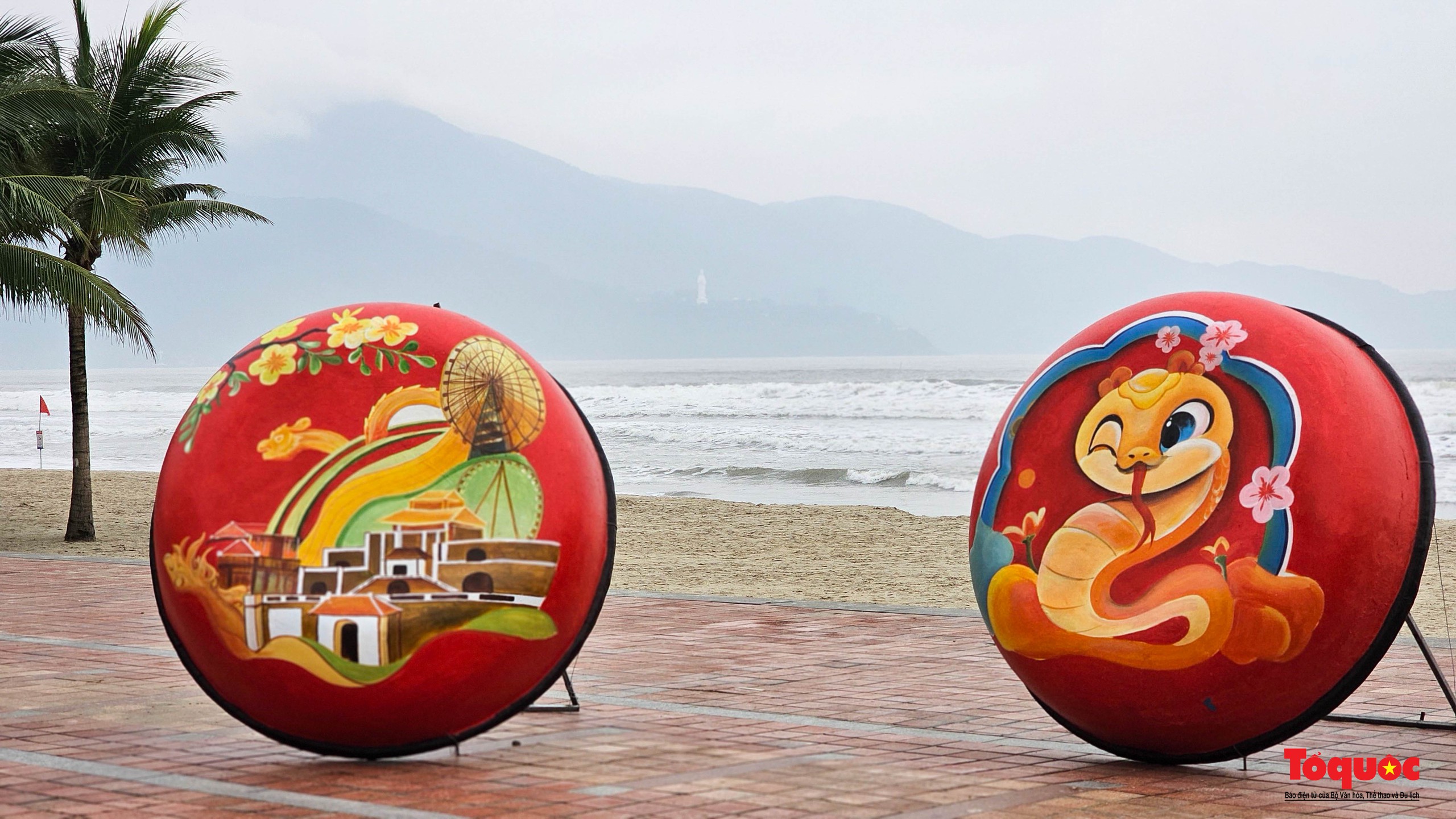 Para wisatawan menikmati suasana Tet (Tahun Baru Imlek) Vietnam di pantai Da Nang - Foto 17. Du khách thích thú trải nghiệm không gian Tết Việt bên bờ biển Đà Nẵng - Ảnh 17.